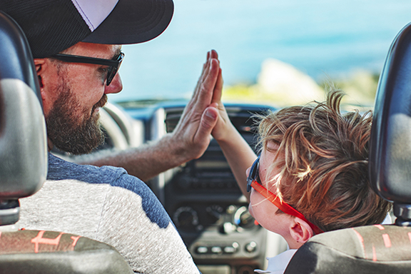 dad kid high five | CB | 576x384