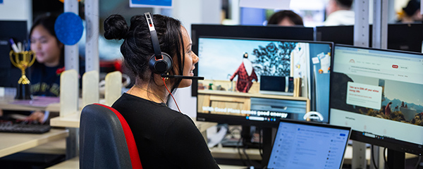 Customer service representative in Contact energy office