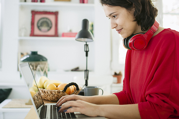 Lounge Girl on laptop | CB | 576x384 Lounge Girl on laptop | CB | 576x384