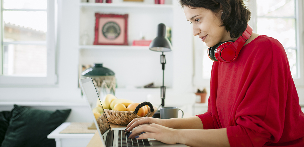 Lounge Girl on laptop | CB | 1200x580 Lounge Girl on laptop | CB | 1200x580