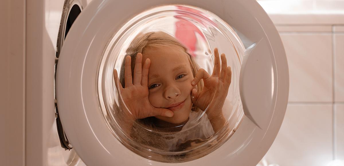 Laundry child playing with washing machine | CB | 1200x580 Laundry child playing with washing machine | CB | 1200x580